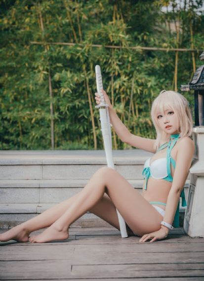欧美拉着行李箱背影图_720动漫在线观看